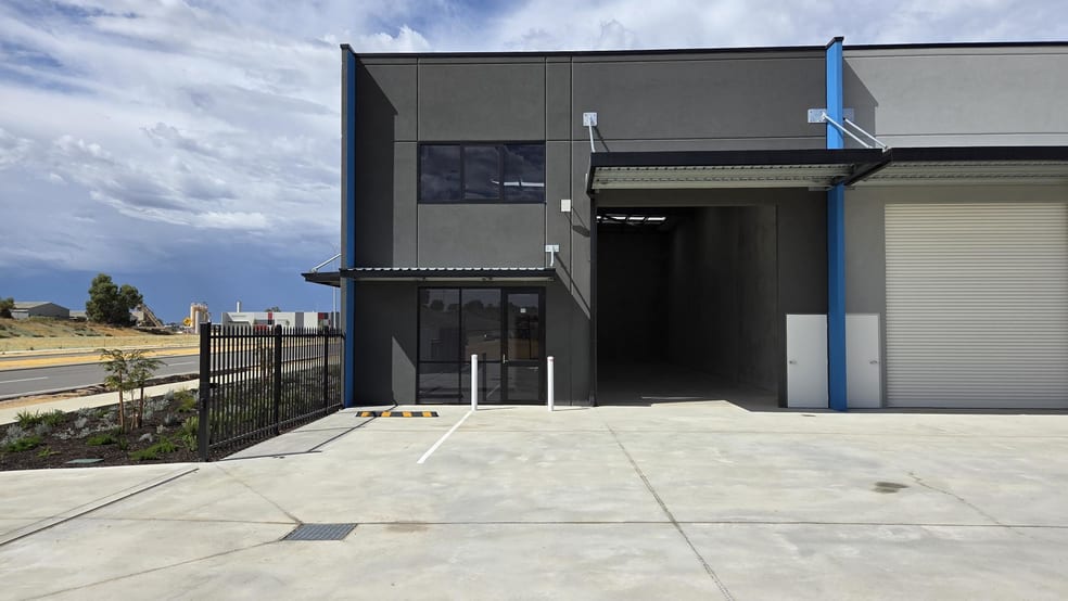 Click to view all images Unit 4 & 11/69 Pinnacle Drive Neerabup WA 6031 - Image 1