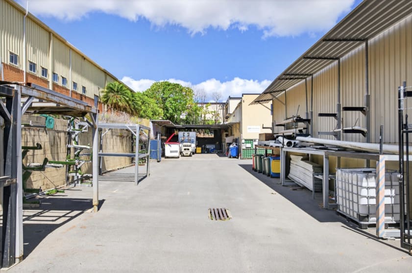 Click to view all images 1 & 2/39 Ern Harley Drive Burleigh Heads QLD 4220 - Image 3