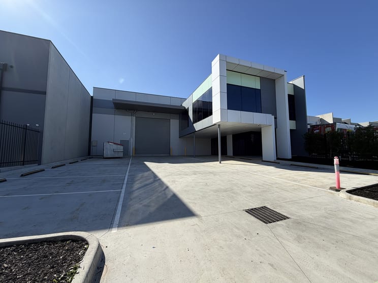 Click to view all images 51 Gwen Road Cranbourne West VIC 3977 - Image 2