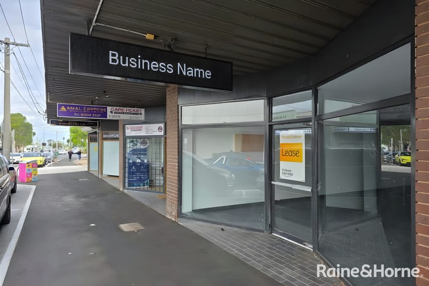 Click to view all images 7 East Esplanade St Albans VIC 3021 - Image 1