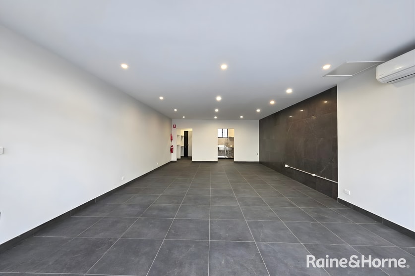 Click to view all images 7 East Esplanade St Albans VIC 3021 - Image 2