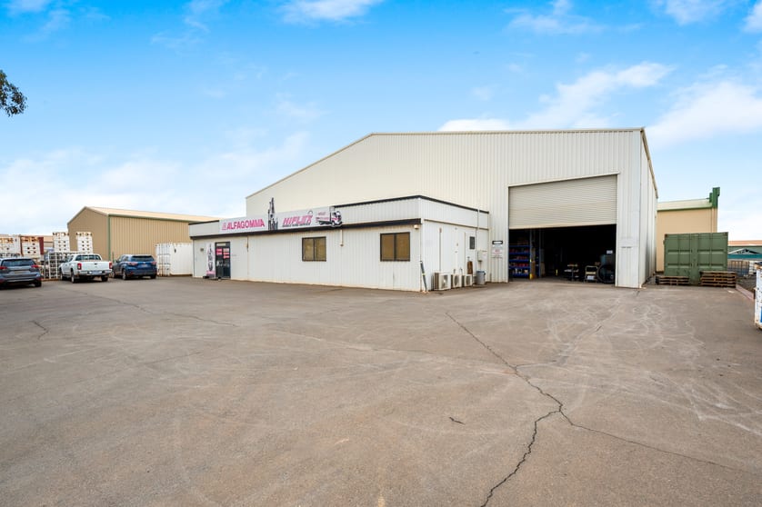 Click to view all images 5 Williams Street West Kalgoorlie WA 6430 - Image 1