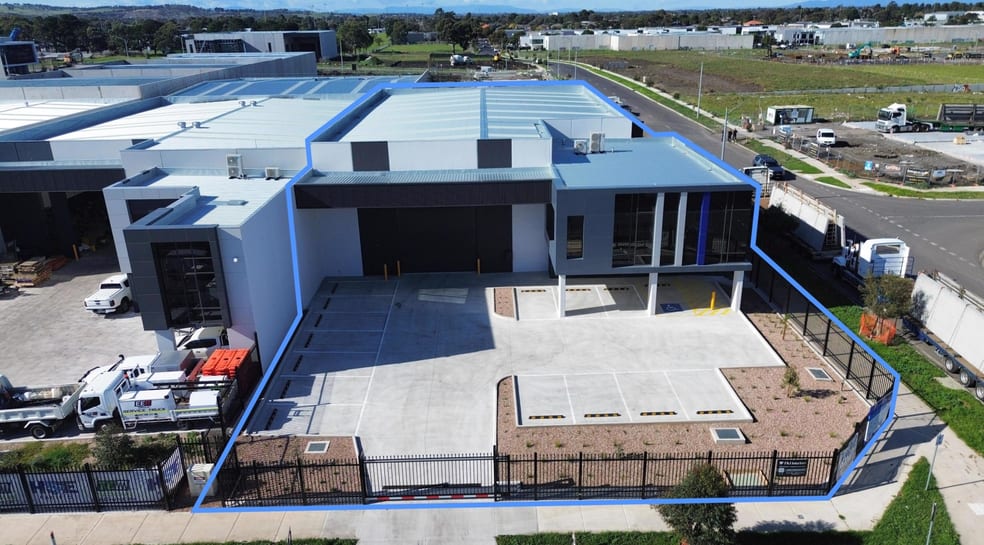 Click to view all images 33 Woodberry Way Epping VIC 3076 - Image 2