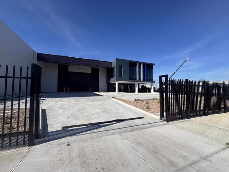 Click to view all images 33 Woodberry Way Epping VIC 3076 - Image 3