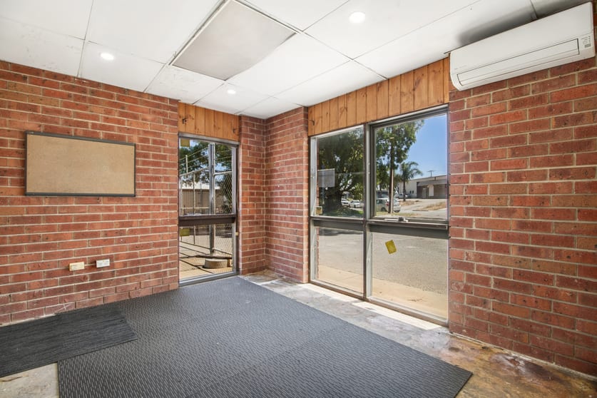 Click to view all images 6 Waddikee Road Lonsdale SA 5160 - Image 3