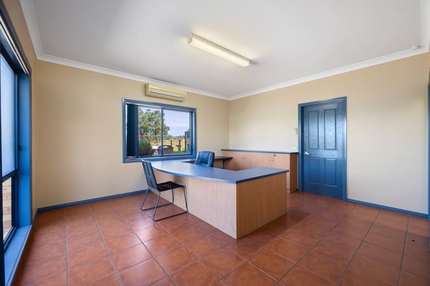 Click to view all images 29 Annette Court Lavington NSW 2641 - Image 3