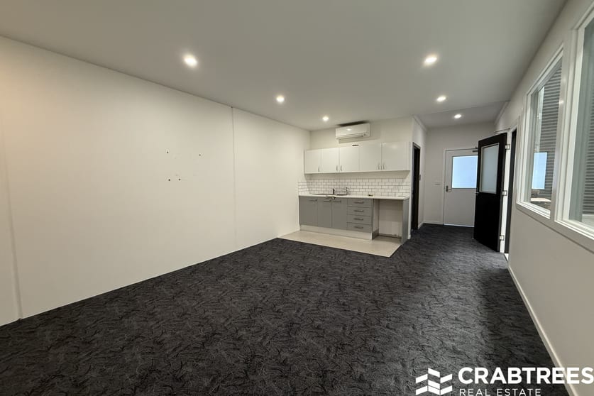 Click to view all images 4/39 Howleys Road Notting Hill VIC 3168 - Image 2