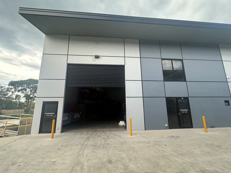 Click to view all images 10 / 24 Rivulet Crescent Albion Park Rail NSW 2527 - Image 2