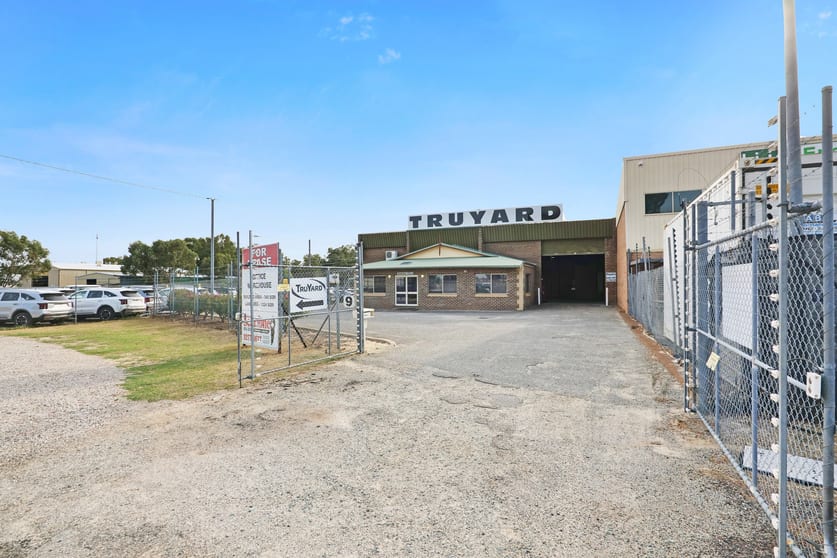 Click to view all images 9 Burwash Place Maddington WA 6109 - Image 2