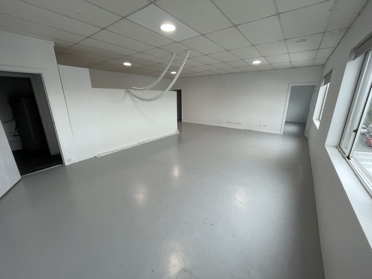 Click to view all images 377 Victoria St Brunswick VIC 3056 - Image 2