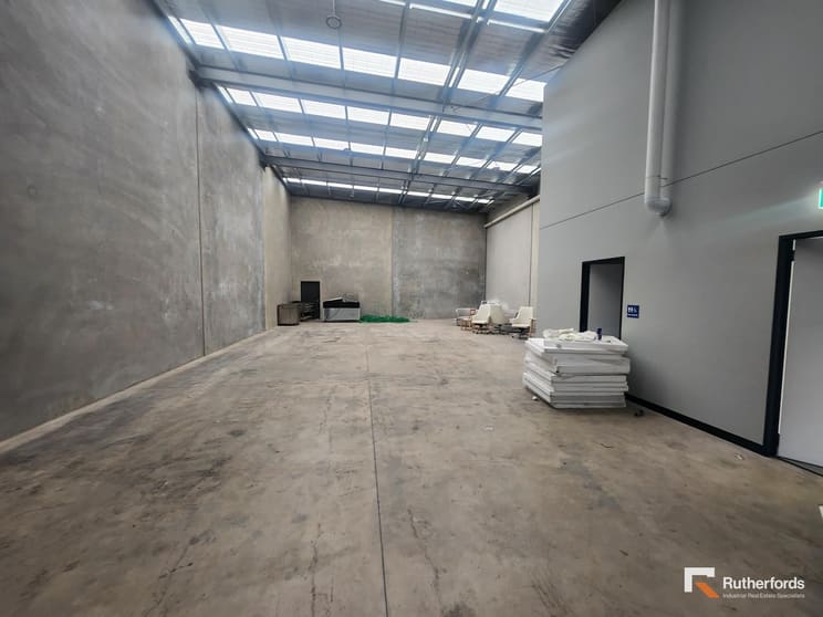 Click to view all images 2/29 Lakeside Drive Broadmeadows VIC 3047 - Image 3