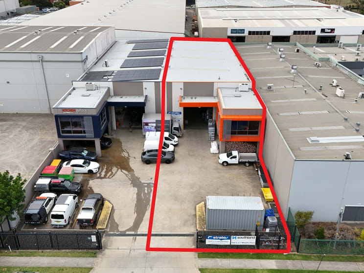 Click to view all images Unit 2/5-7 Whyalla Place Prestons NSW 2170 - Image 2
