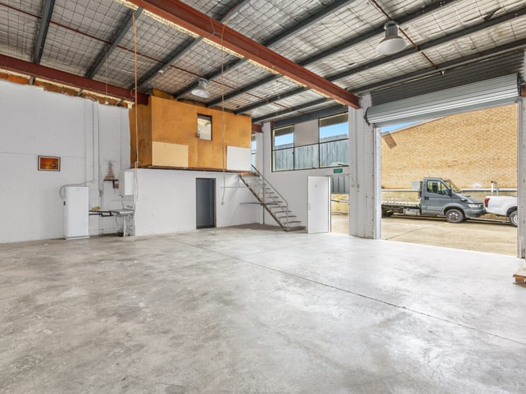 Click to view all images 2/709 The Horsley Drive Smithfield NSW 2164 - Image 2