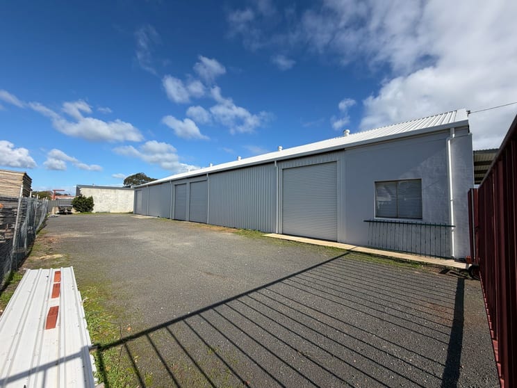 Click to view all images 16 Fairlawn Road Busselton WA 6280 - Image 2