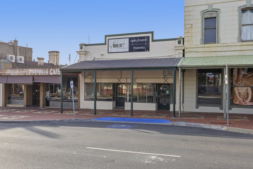 Click to view all images 152 Main Street Stawell VIC 3380 - Image 2