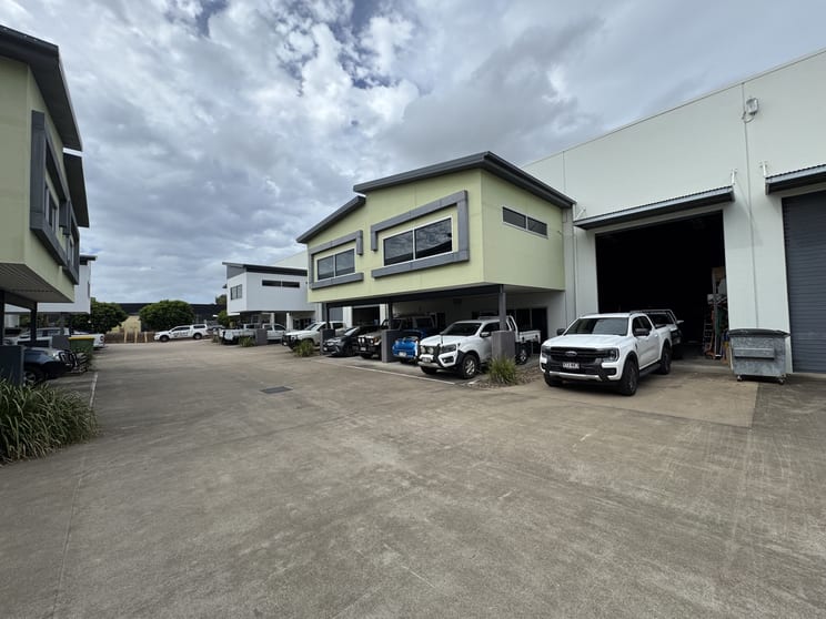 Click to view all images 4/585 Ingham Road Mount St John QLD 4818 - Image 1