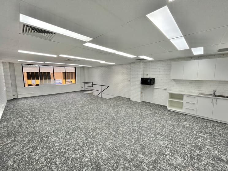 Click to view all images 2/98 Old Pittwater Road Brookvale NSW 2100 - Image 3