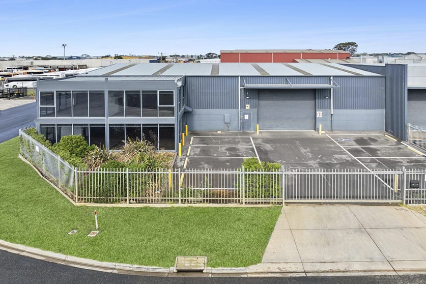 Click to view all images 15 Saunders Street North Geelong VIC 3215 - Image 1