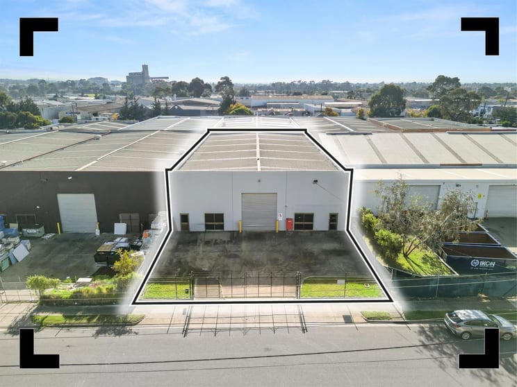 Click to view all images 8 Fourth Avenue Sunshine VIC 3020 - Image 1