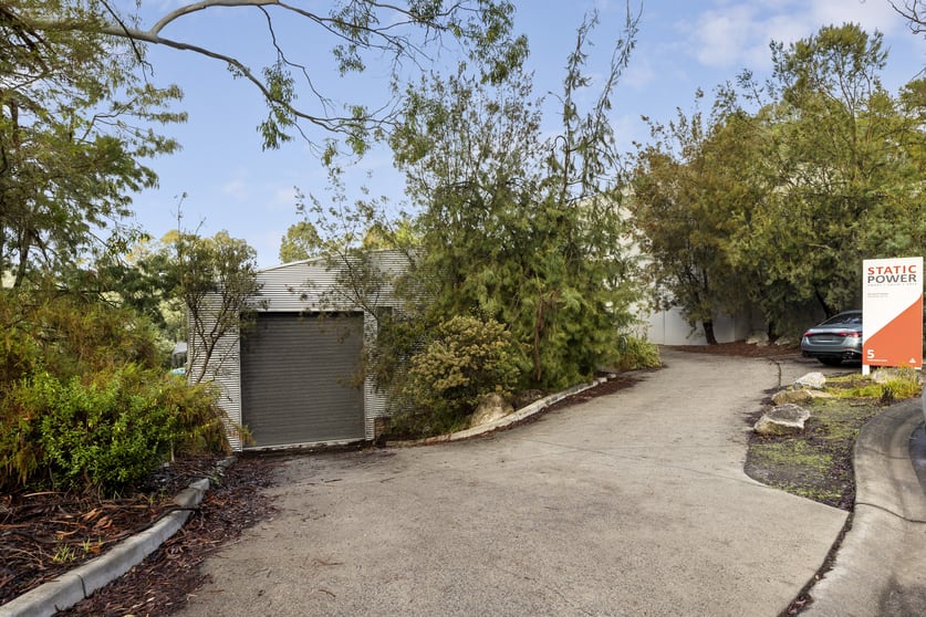 Click to view all images 5 Candlebark Court Research VIC 3095 - Image 1