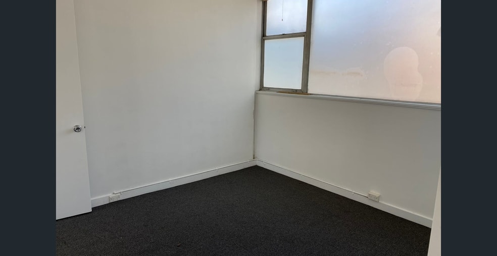 Click to view all images 4/251 Latrobe Terrace Geelong VIC 3220 - Image 3