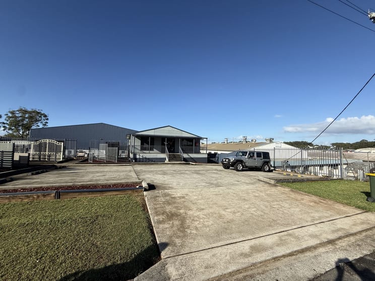 Click to view all images 2/6 Bolwarra Rd Port Macquarie NSW 2444 - Image 2