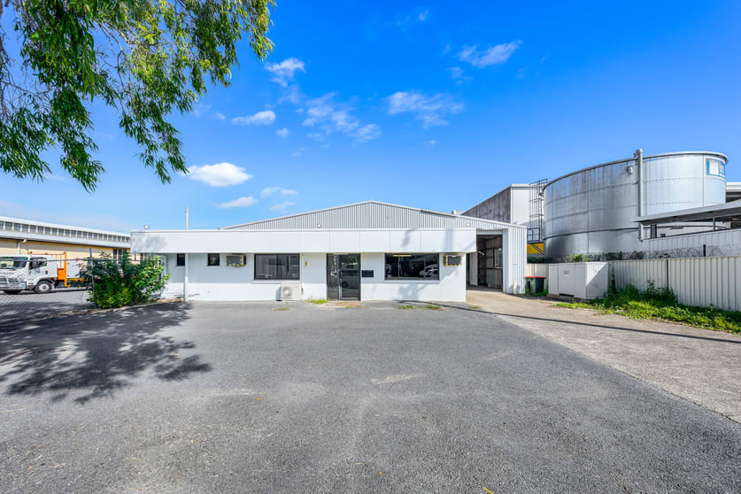 Click to view all images Unit 2/70 Lavarack Avenue Eagle Farm QLD 4009 - Image 3