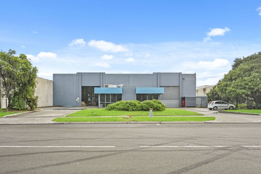 Click to view all images 52 Gilbert Park Drive Knoxfield VIC 3180 - Image 3