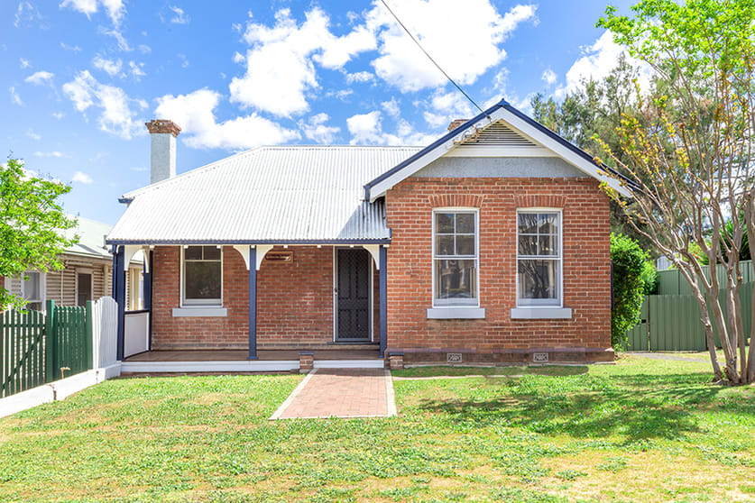 Click to view all images 4 Darling Street Tamworth NSW 2340 - Image 1