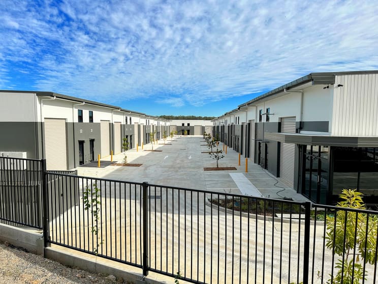 Click to view all images 17 Middle Road Hillcrest QLD 4118 - Image 1
