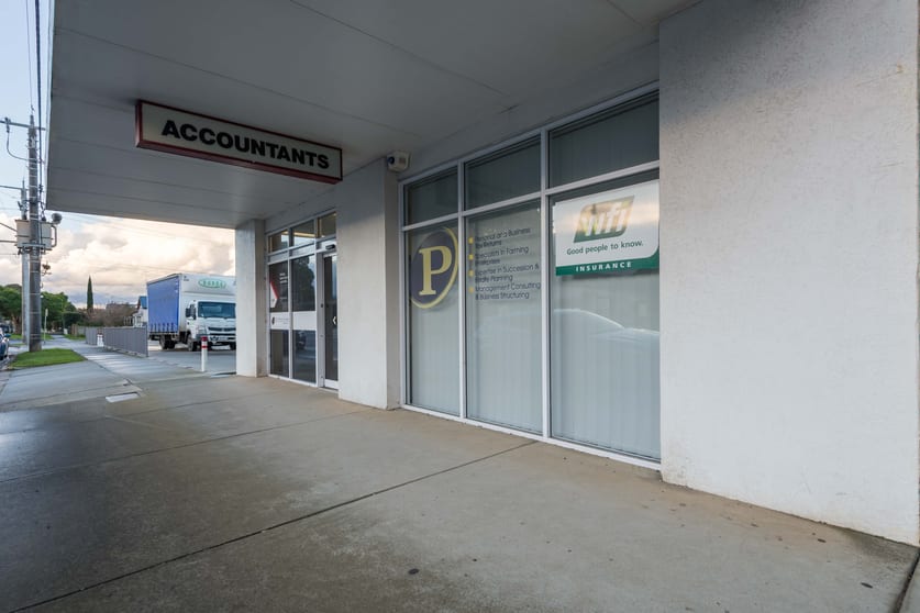Click to view all images 15 Roughead Street Leongatha VIC 3953 - Image 2
