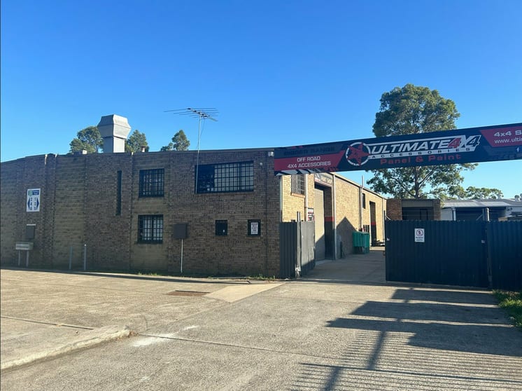 Click to view all images 4 8 Pembury Road Minto NSW 2566 - Image 2