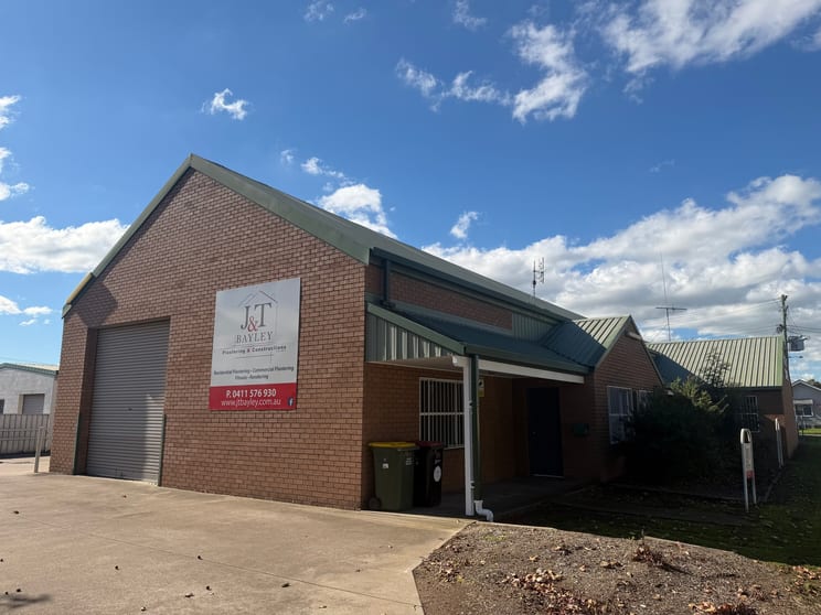 1/4 Walter Street Singleton NSW 2330 - Image 2