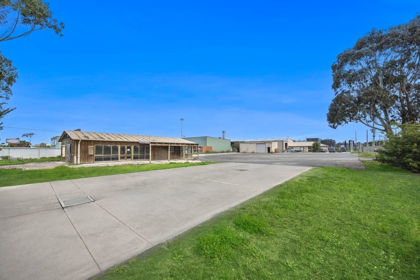 Click to view all images 140 Victoria Street North Geelong VIC 3215 - Image 1
