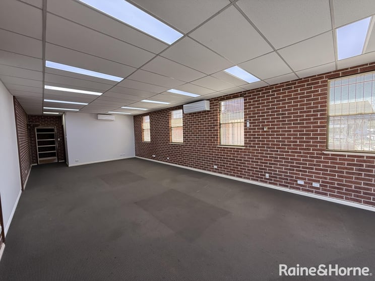 Click to view all images 2/143 Lords Place Orange NSW 2800 - Image 2