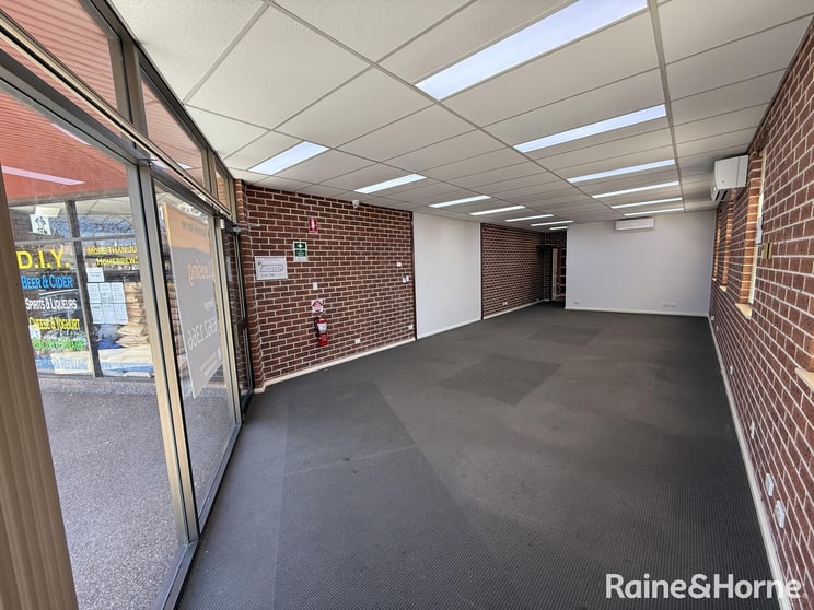 Click to view all images 2/143 Lords Place Orange NSW 2800 - Image 3