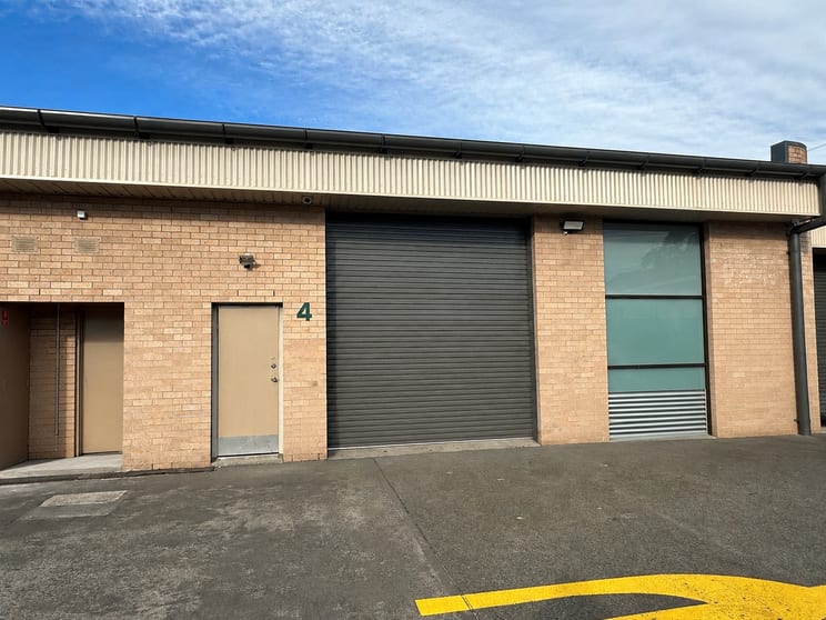 Click to view all images 4/6-8 Ralph Black Drive North Wollongong NSW 2500 - Image 1