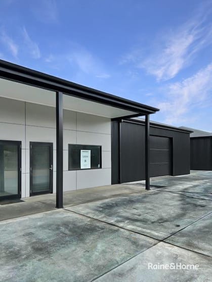 Click to view all images 34 WICKHAM LANE Young NSW 2594 - Image 2