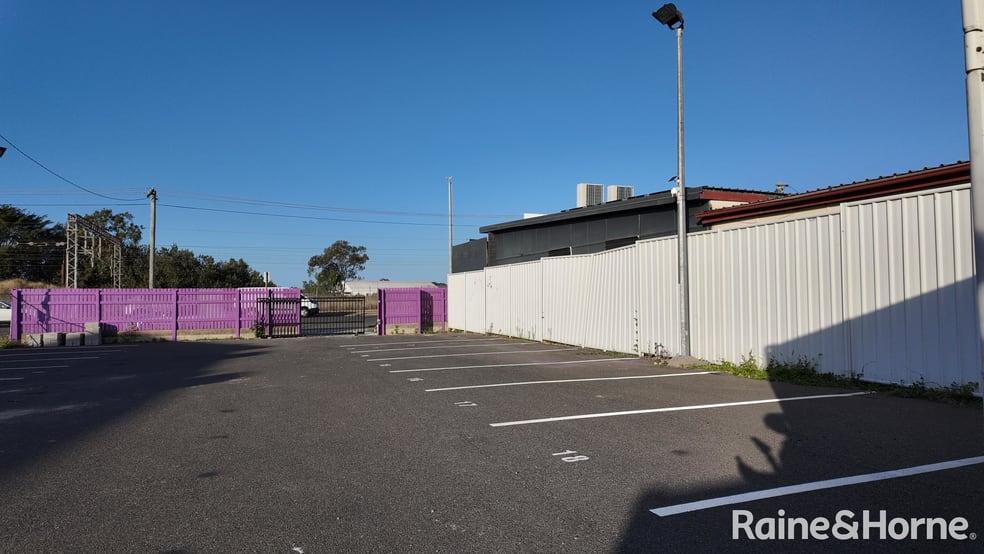 Click to view all images 27 Toolooa Street South Gladstone QLD 4680 - Image 2