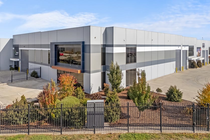 Click to view all images 2/18 Grandlee Drive Wendouree VIC 3355 - Image 2