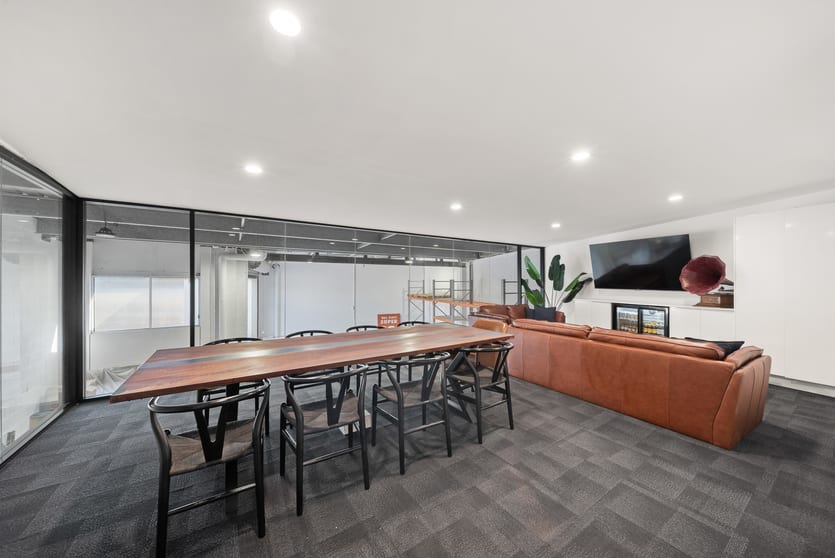 Click to view all images 11/4 Fremantle Street Burleigh Heads QLD 4220 - Image 3