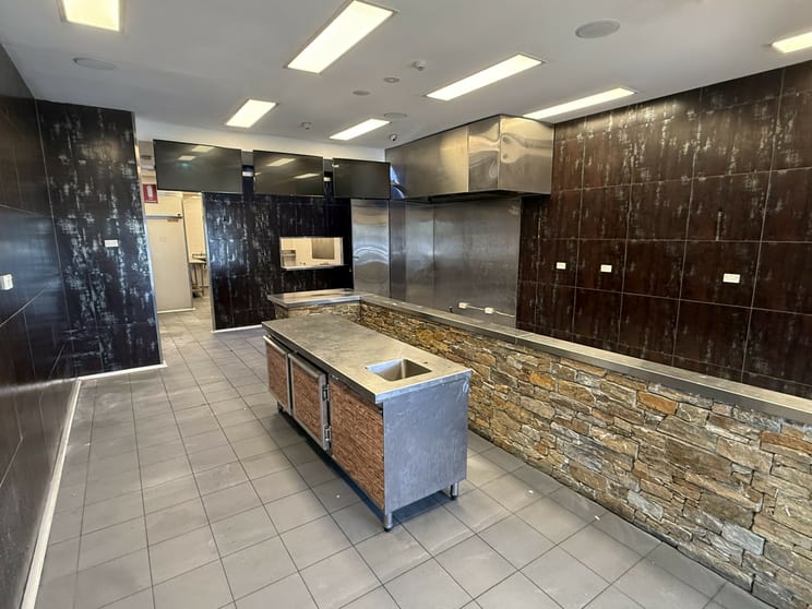 Click to view all images 8a/100 The Parkway Bradbury NSW 2560 - Image 3