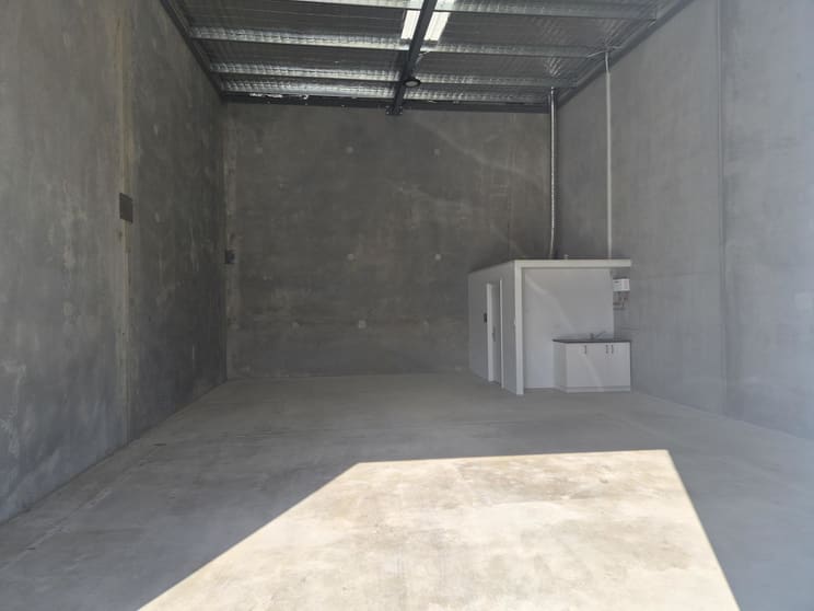 Click to view all images 4/9 Deviation Way Neerabup WA 6031 - Image 2