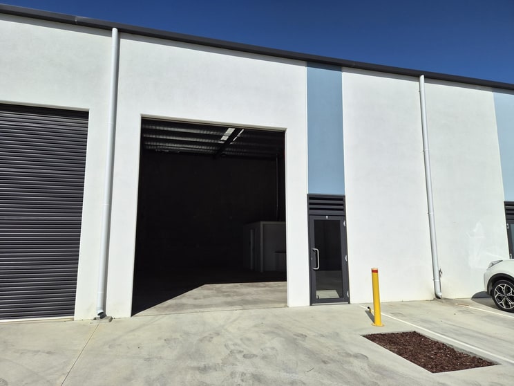 Click to view all images 4/9 Deviation Way Neerabup WA 6031 - Image 3