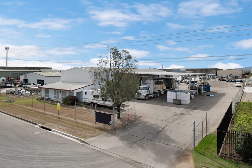 Click to view all images 30-32 Crocodile Crescent Mount St John QLD 4818 - Image 2