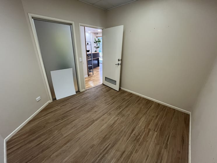 Click to view all images Office 2 - 18/121 Shute Harbour Road Cannonvale QLD 4802 - Image 1