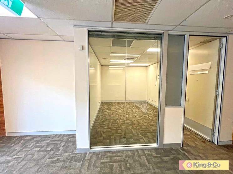 Click to view all images 2B & 2C/212 Bay Terrace Wynnum QLD 4178 - Image 3