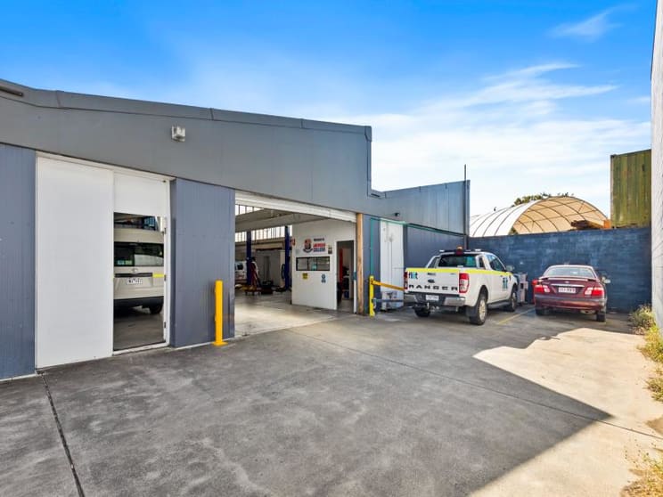 Click to view all images 11 Mountjoy Street Woolloongabba QLD 4102 - Image 2