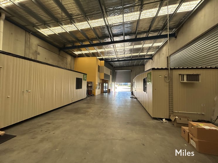 Click to view all images 4 Longview Court Thomastown VIC 3074 - Image 2