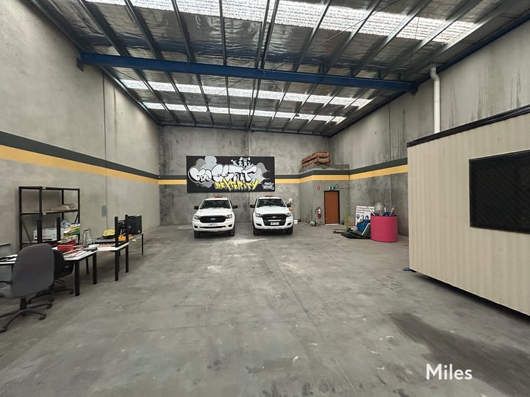Click to view all images 4 Longview Court Thomastown VIC 3074 - Image 3